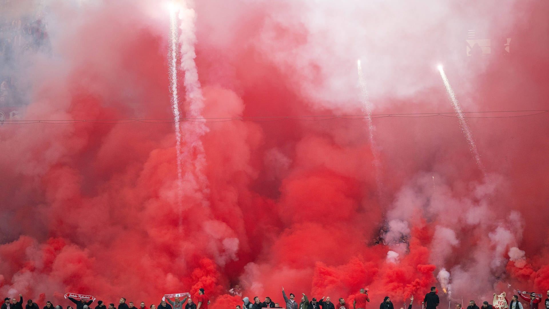 Der 1. FC Köln im Spiel gegen Mönchen Gladbach (Archivbild): Leuchtfackeln vernebelten das Stadion.