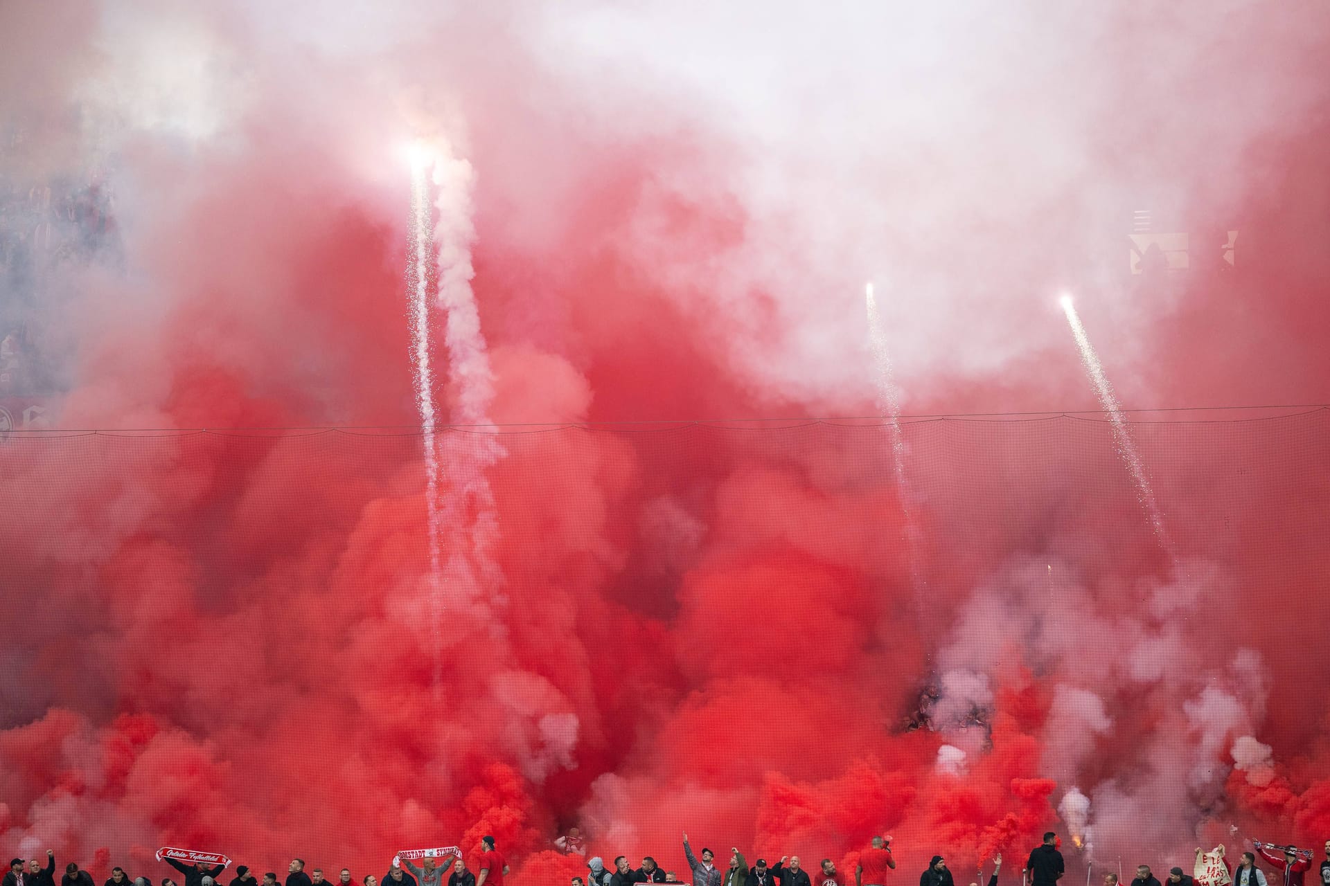 Der 1. FC Köln im Spiel gegen Mönchen Gladbach (Archivbild): Leuchtfackeln vernebelten das Stadion.