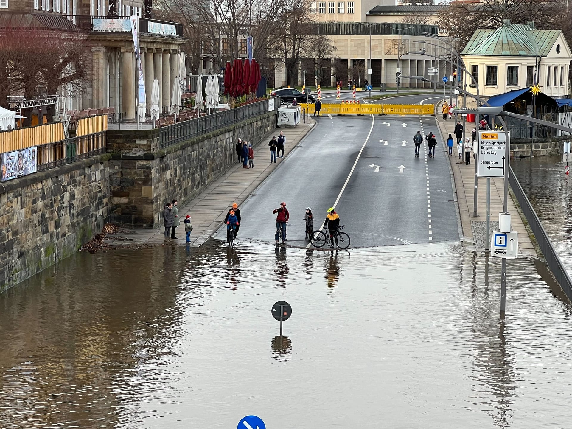 Das Terrassenufer in Dresden steht zu guten Teilen unter Wasser. Im Hintergrund rechts ist das Restaurant Kobalt zu sehen.