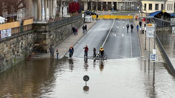 Das Terrassenufer in Dresden steht zu guten Teilen unter Wasser. Im Hintergrund rechts ist das Restaurant Kobalt zu sehen.