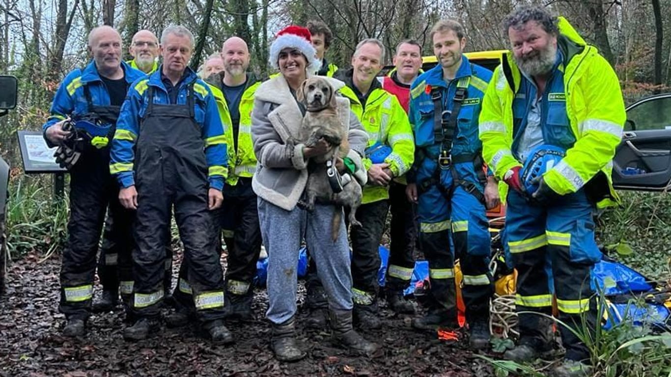 Wieder vereint: Die Küstenwache rettete im Süden Englands einen Hund und vereinte ihn wieder mit seiner Halterin.