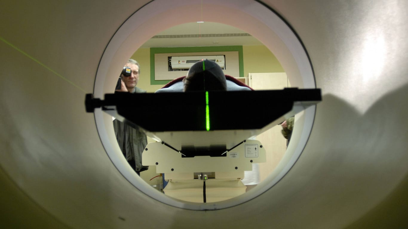 Patient im Kernspintomografen (Symbolbild): In den USA hat sich während einer Untersuchung ein Schuss gelöst.