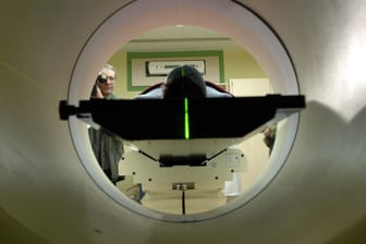 Patient im Kernspintomografen (Symbolbild): In den USA hat sich während einer Untersuchung ein Schuss gelöst.