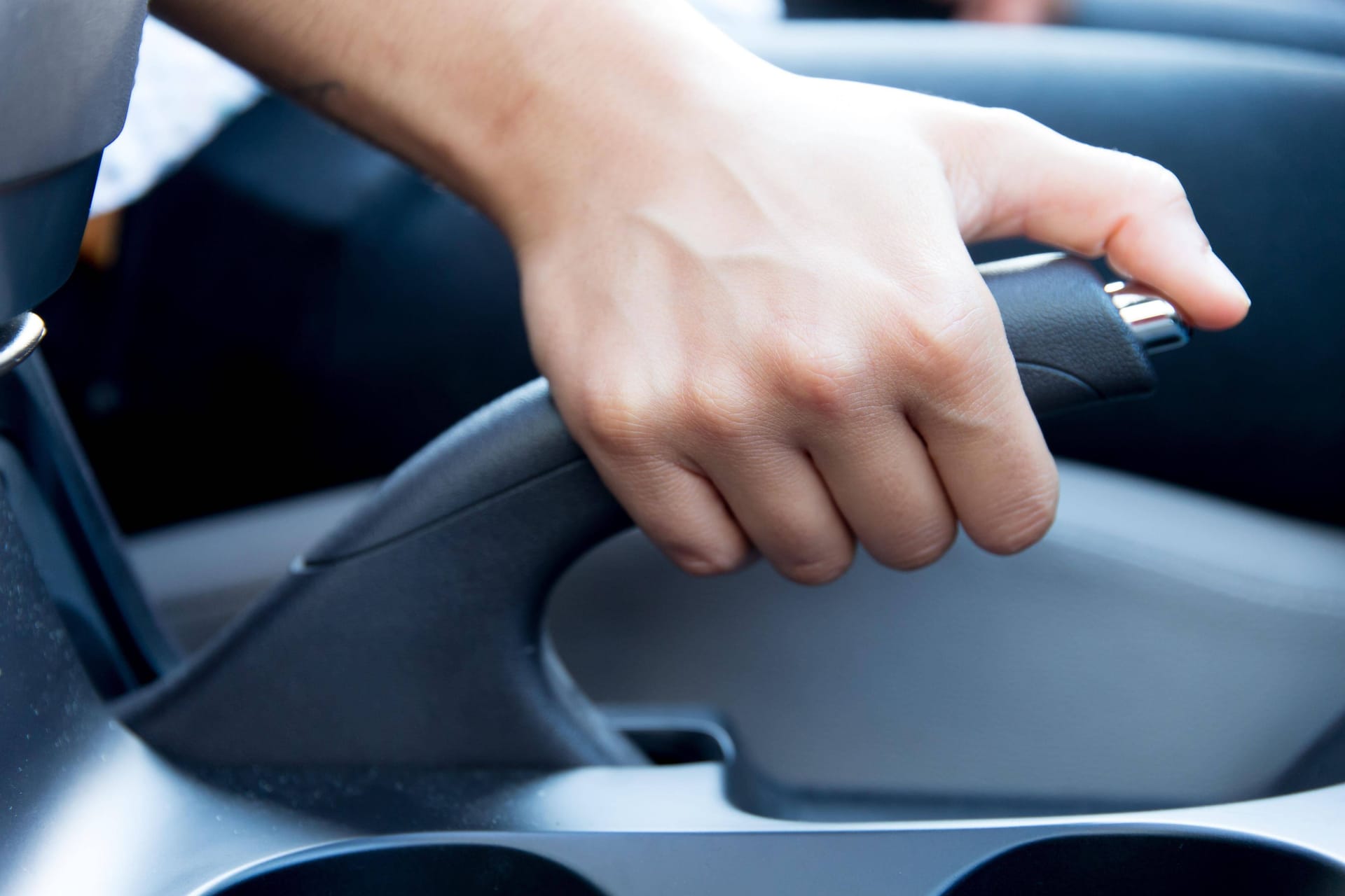 Handbremse anziehen: Bei neueren Autos ist das auch im kalten Winter kein Problem.