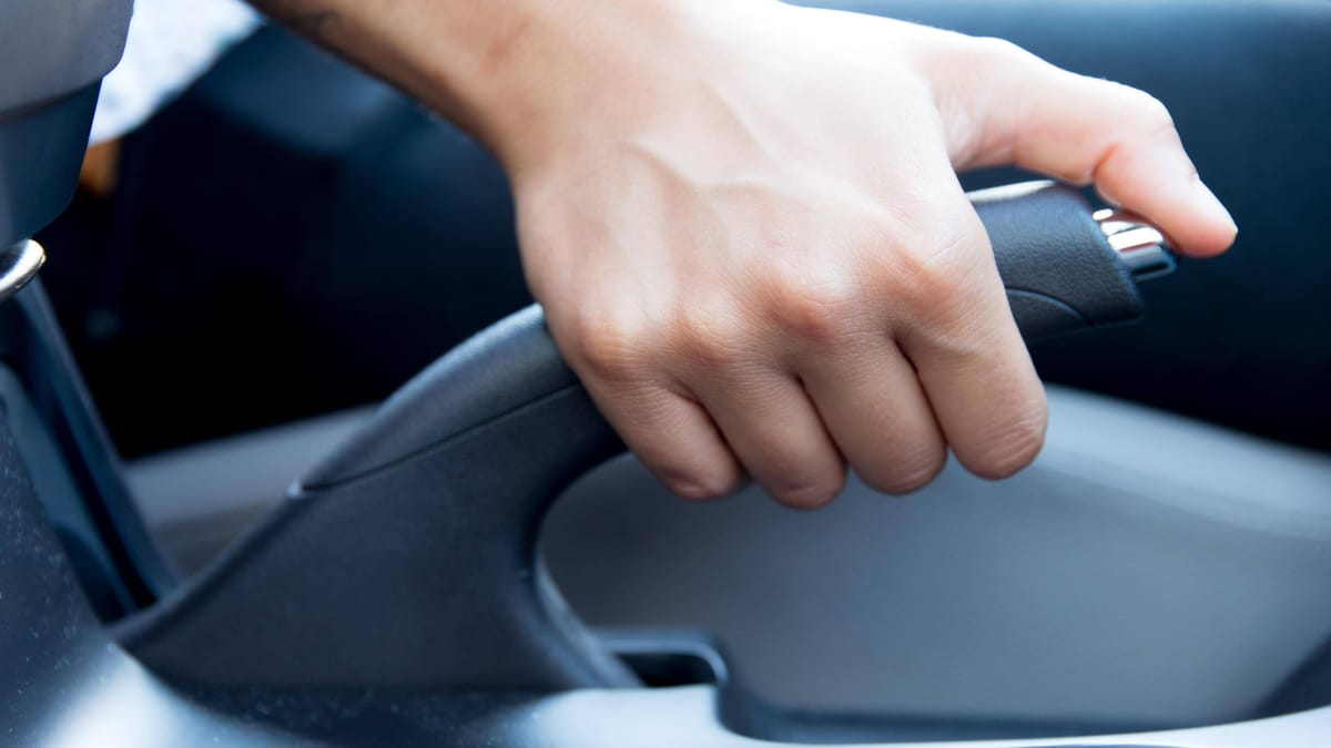 Soll-man-die-Handbremse-auch-im-Winter-anziehen-Tipps
