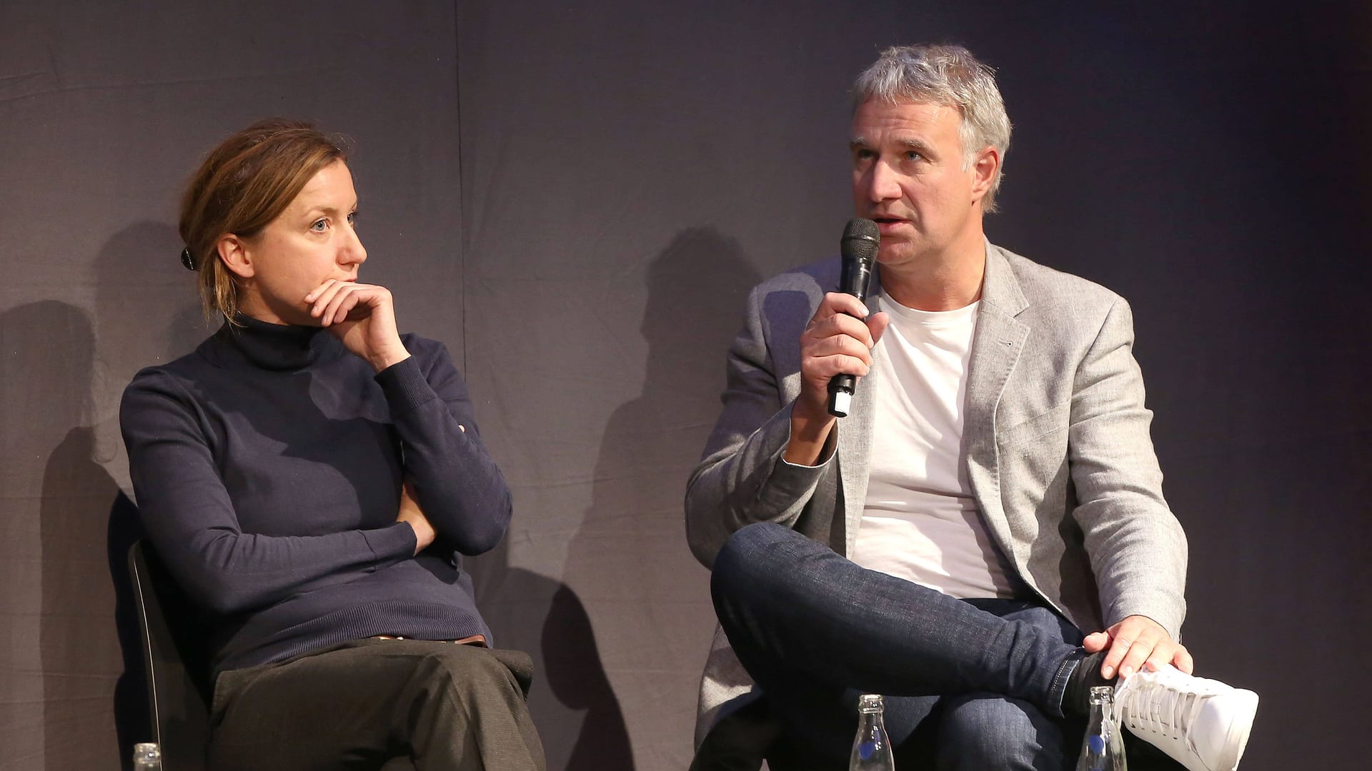 Katja Müller-Fahlbusch (l.) bei einer Podiumsdiskussion kurz vor dem WM-Start.