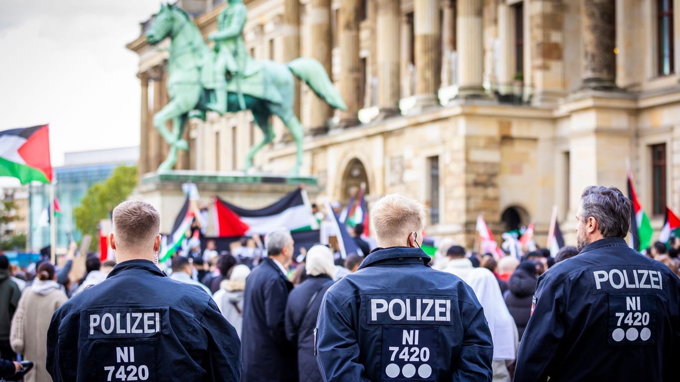 Polizisten bewachen eine pro-palästinensische Demonstration auf dem Schlossplatz in Braunschweig (Archivbild): Die Hamas und das palästinensische Netzwerk Samidoun Anfang sind verboten.