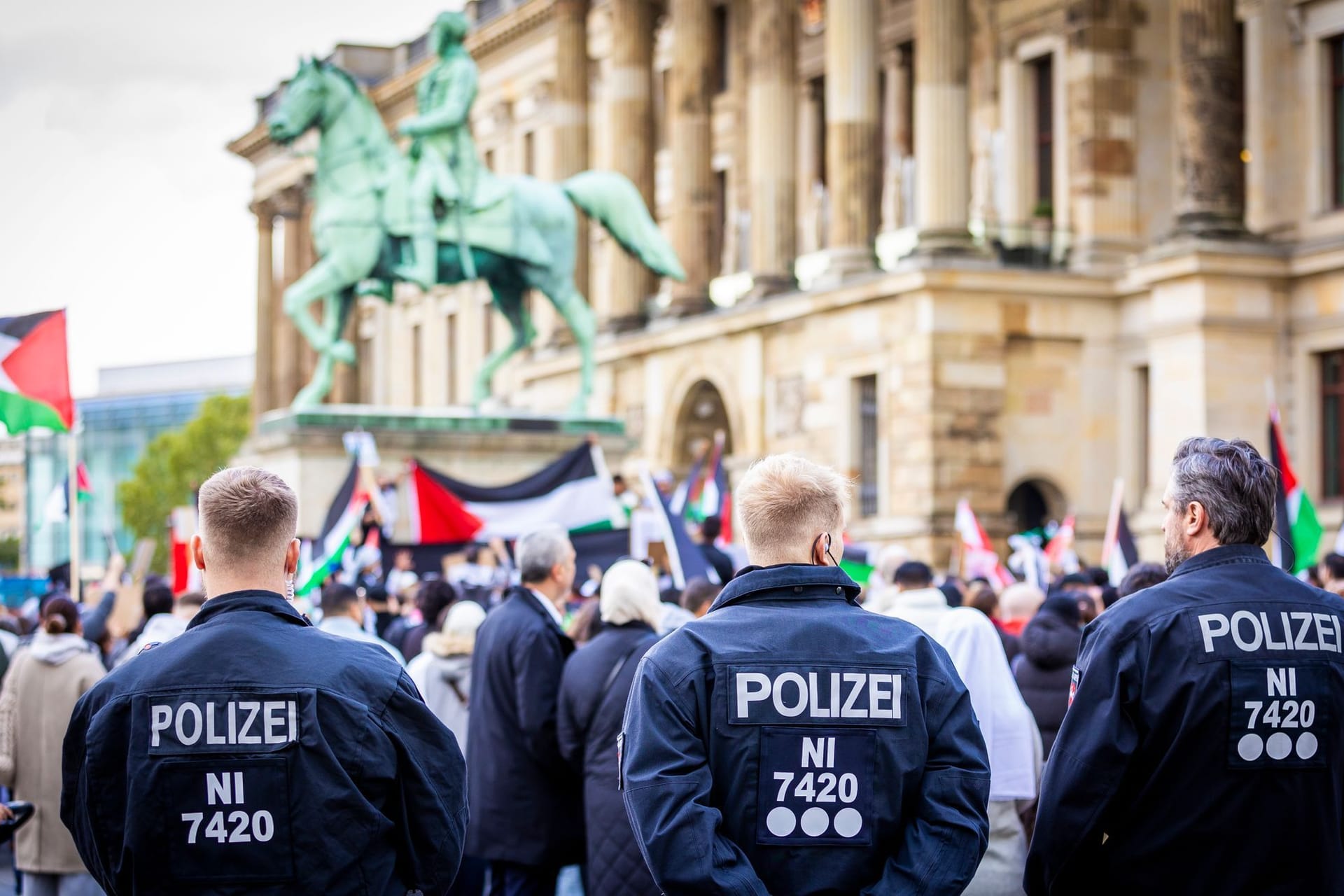 Polizisten bewachen eine pro-palästinensische Demonstration auf dem Schlossplatz in Braunschweig (Archivbild): Die Hamas und das palästinensische Netzwerk Samidoun Anfang sind verboten.