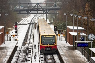 Ein S-Bahn Zug auf verschneiten Gleisen in Berlin am 6. Dezember 2023 in Berlin