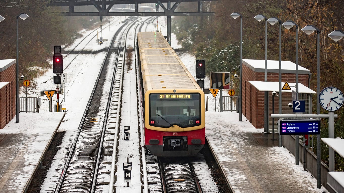 Ein S-Bahn Zug auf verschneiten Gleisen in Berlin am 6. Dezember 2023 in Berlin