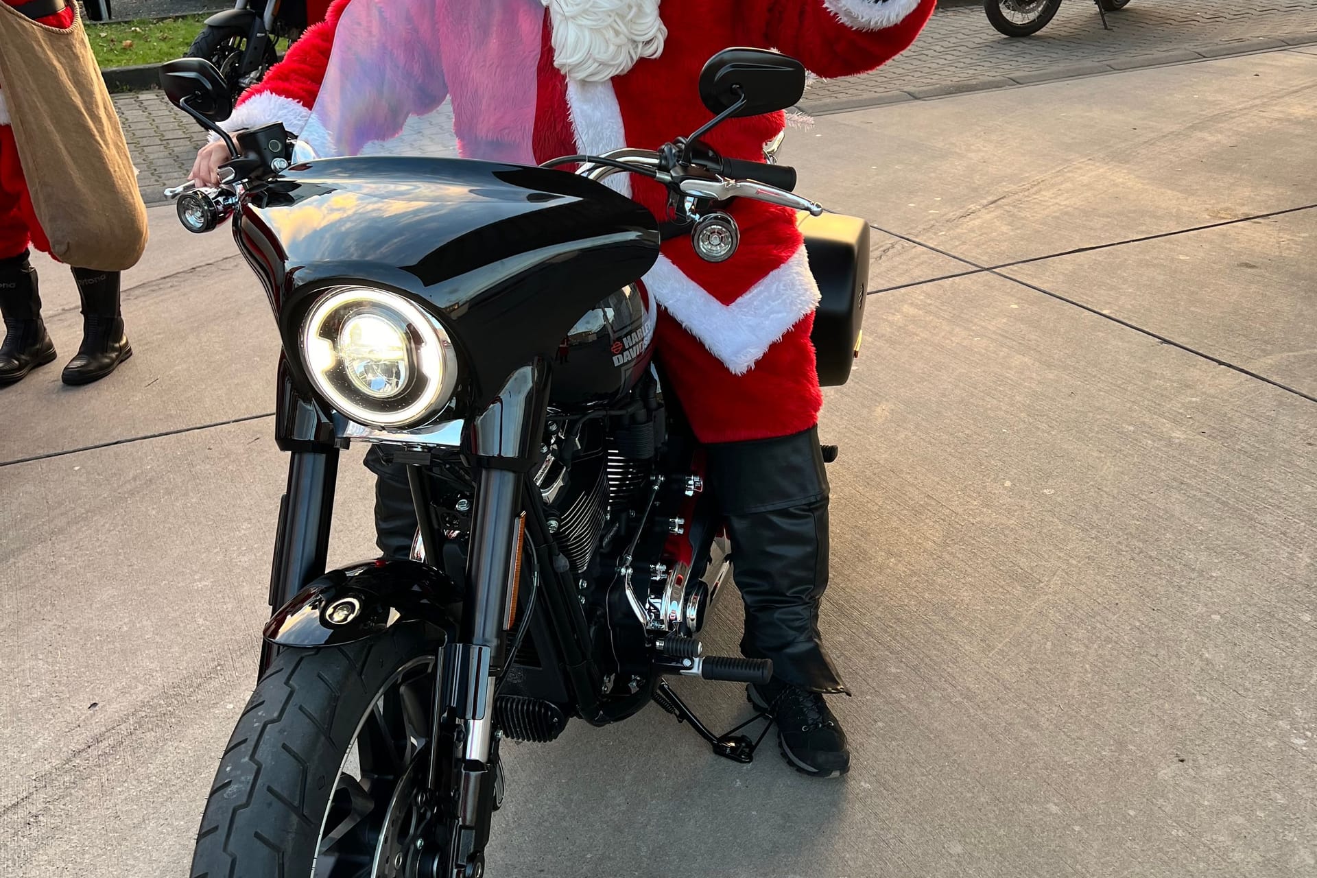 Ein Weihnachtsmann auf einem Motorrad: In Köln derzeit nichts Ungewöhnliches.