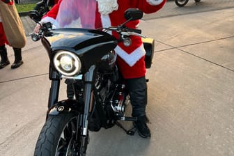 Ein Weihnachtsmann auf einem Motorrad: In Köln derzeit nichts Ungewöhnliches.