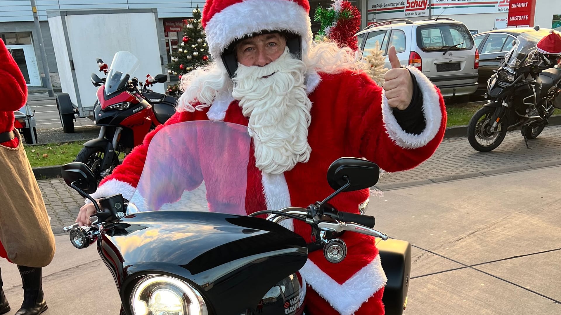 Ein Weihnachtsmann auf einem Motorrad: In Köln derzeit nichts Ungewöhnliches.