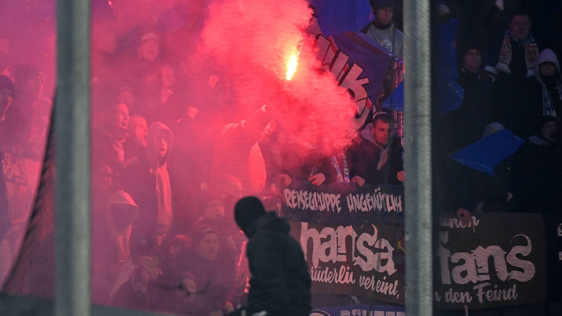 Pyrotechnik im Hansa-Block: Die Rostock-Fans provozierten am Freitag fast einen Spielabbruch.