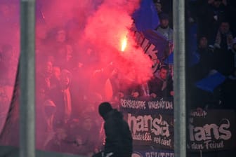 Pyrotechnik im Hansa-Block: Die Rostock-Fans provozierten am Freitag fast einen Spielabbruch.