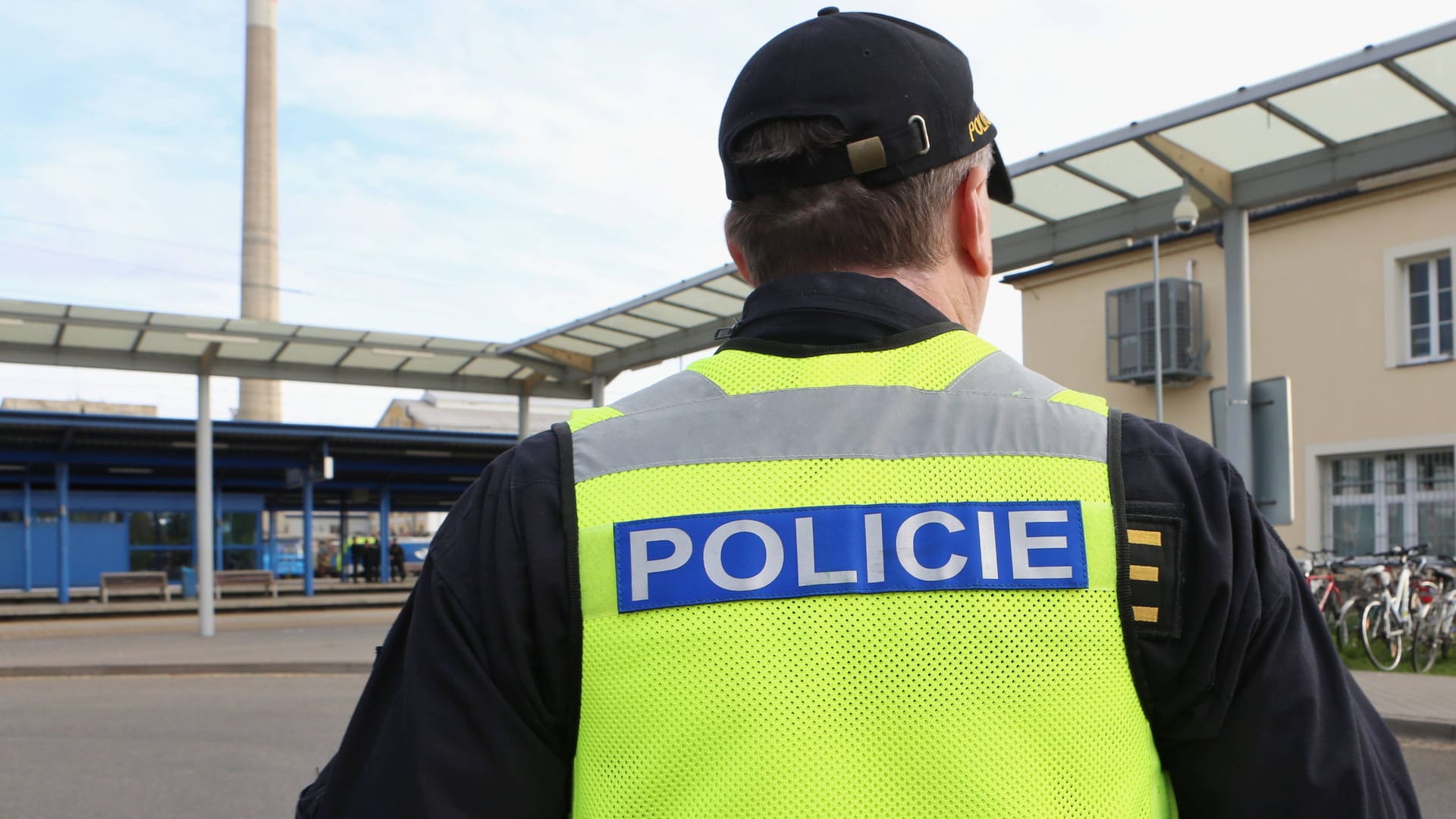 Ein slowakischer Polizist (Symbolbild): Ein Mann soll in der Slowakei seine Mutter vergraben haben.