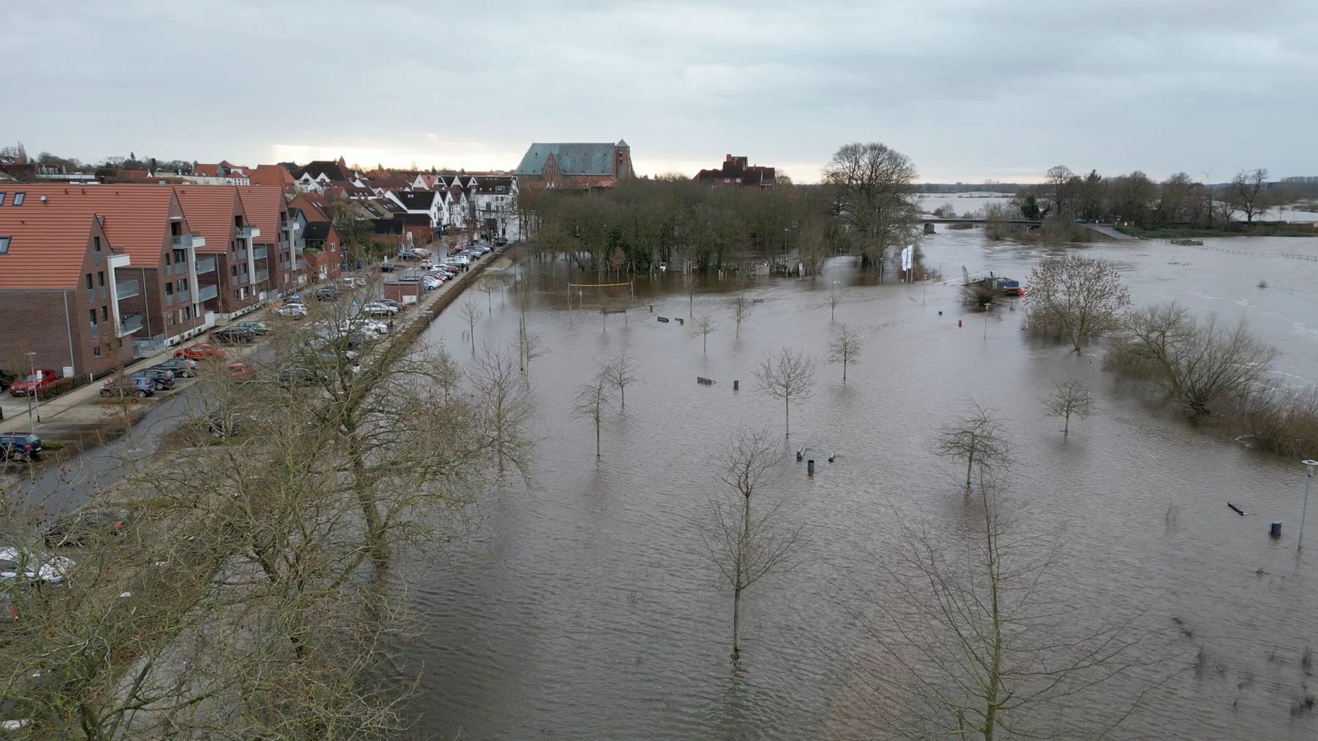 Bedrohliches Bild in Verden an der Aller: Der Fluss kann kaum noch Regen aufnehmen, die Pegel steigen weiter.