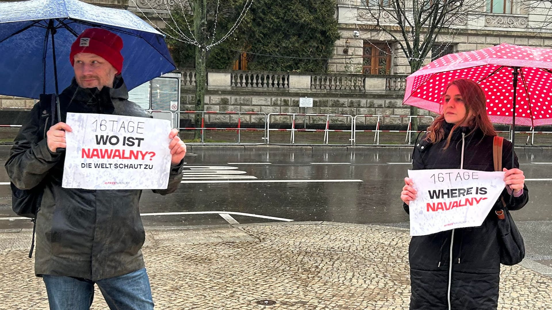 Putin-Kritiker vor der russischen Botschaft in Berlin.