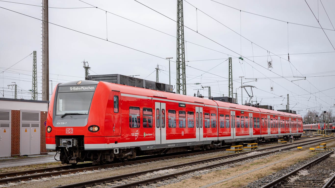 Einer der umgebauten S-Bahn-Züge: Früher waren die Züge in Hannover unterwegs, nun fahren sie im Münchner S-Bahn-Netz – aber nicht überall.