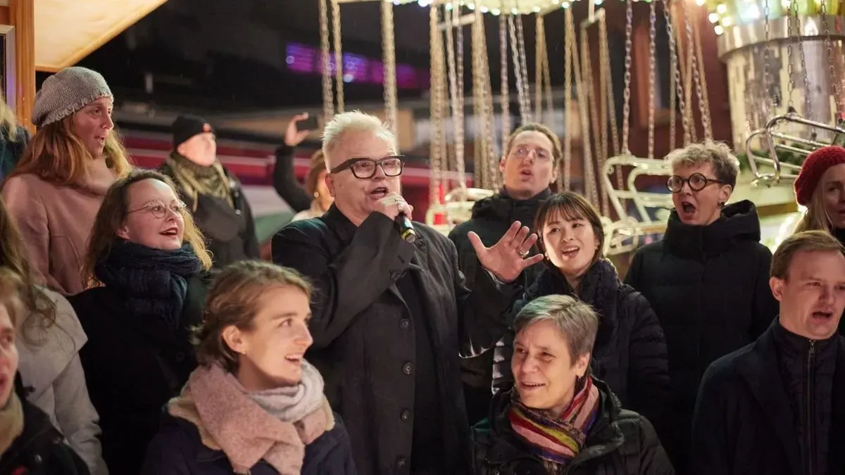 Herbert Grönemeyer singt mit dem Rundfunkchor sein neues Lied «Kaltes Berlin» auf dem Lucia Weihnachtsmarkt.