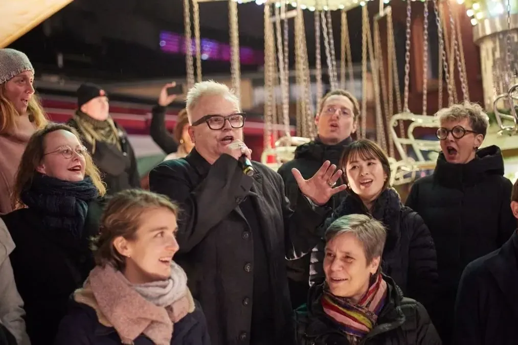 Herbert Grönemeyer singt mit dem Rundfunkchor sein neues Lied «Kaltes Berlin» auf dem Lucia Weihnachtsmarkt.