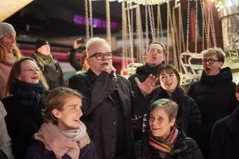 Herbert Grönemeyer singt mit dem Rundfunkchor sein neues Lied «Kaltes Berlin» auf dem Lucia Weihnachtsmarkt.