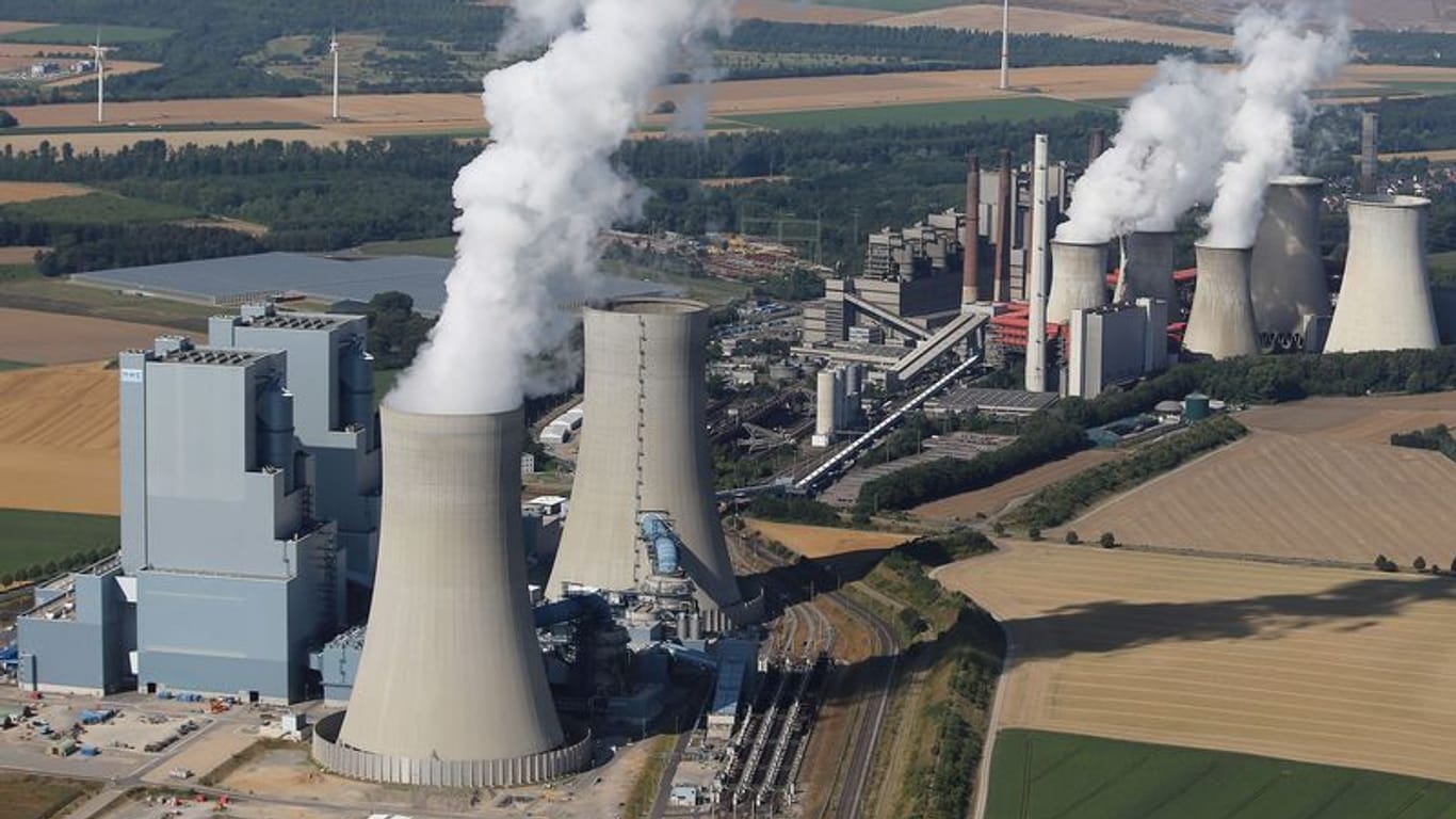 Das RWE-Braunkohlekraftwerk Neurath I und II in Grevenbroich-Neurath: Deutschland darf dem Energiekonzern Milliarden-Hilfen für den Kohleausstieg zahlen.