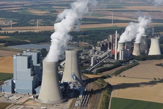 Das RWE-Braunkohlekraftwerk Neurath I und II in Grevenbroich-Neurath: Deutschland darf dem Energiekonzern Milliarden-Hilfen für den Kohleausstieg zahlen.