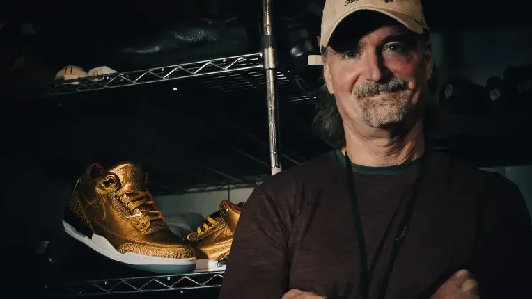 Die Schuhe und ihr Finder: Jetzt hofft die Portland Rescue Mission auf hohe Gebote. Die Schuhe und ihr Finder: Jetzt hofft die Portland Rescue Mission auf hohe Gebote.