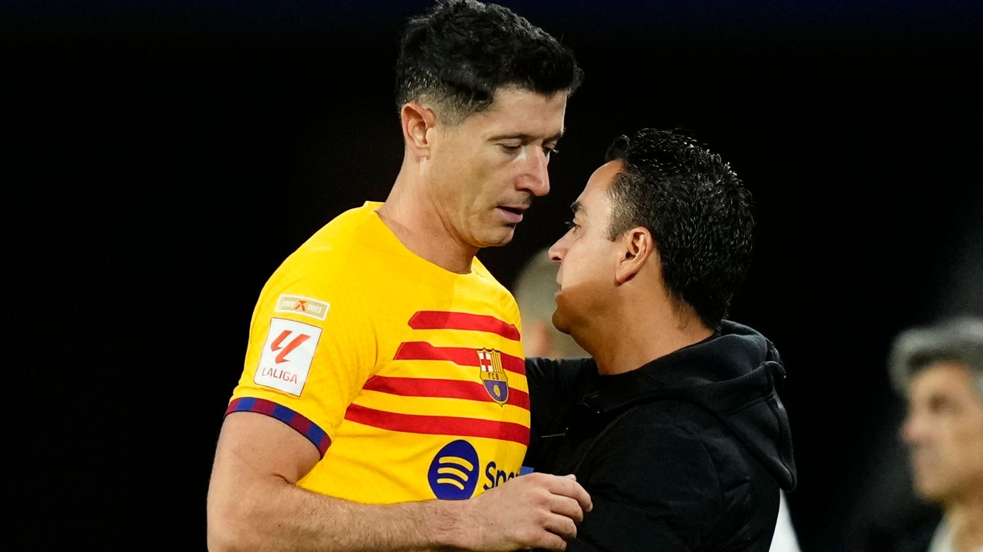 Ungebrochenes Vertrauen: Barcelona-Trainer Xavi (r.) und Lewandowski.