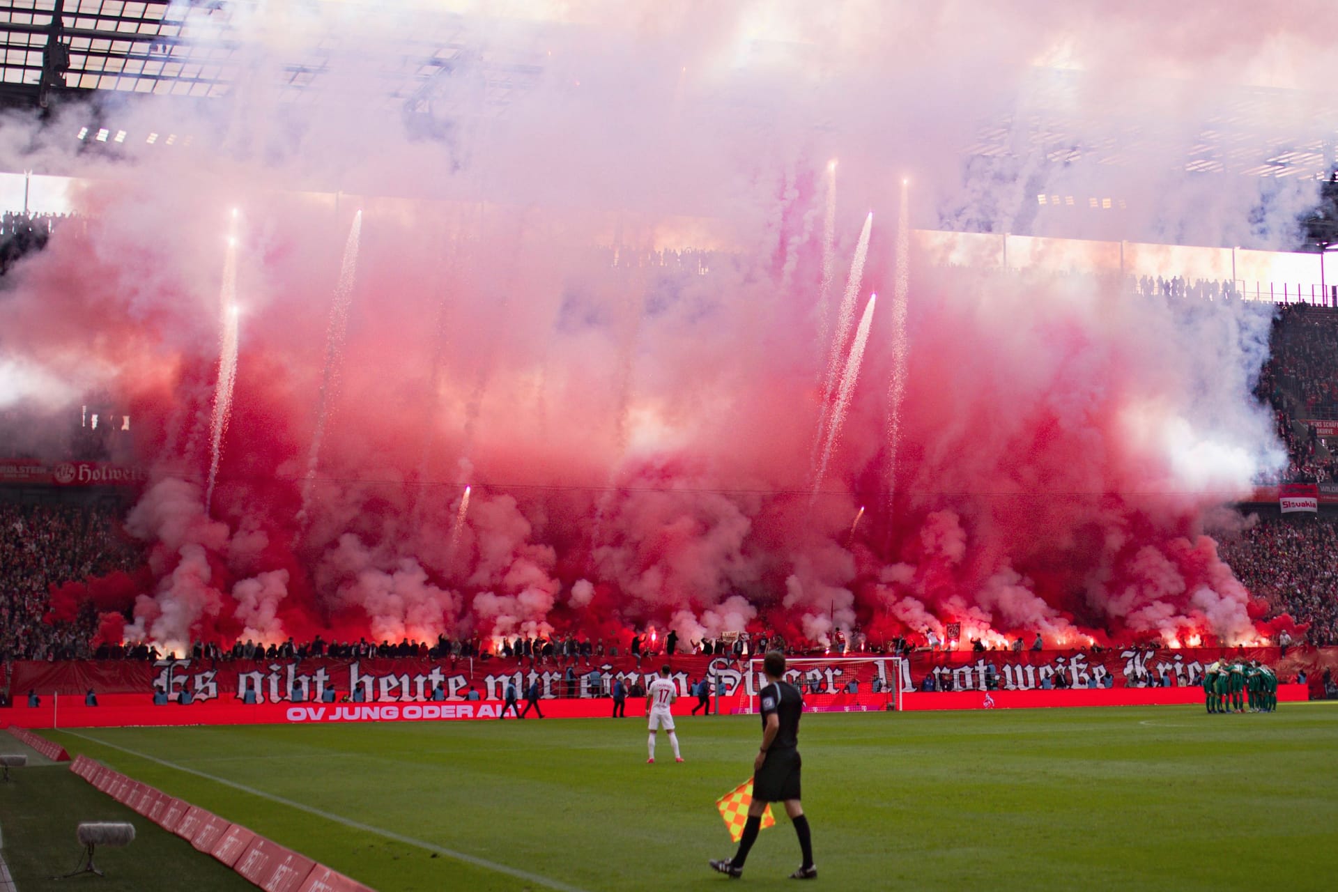 Kölns Südkurve beim Derby gegen Gladbach im Oktober: Die Partie begann mit einer Verzögerung.