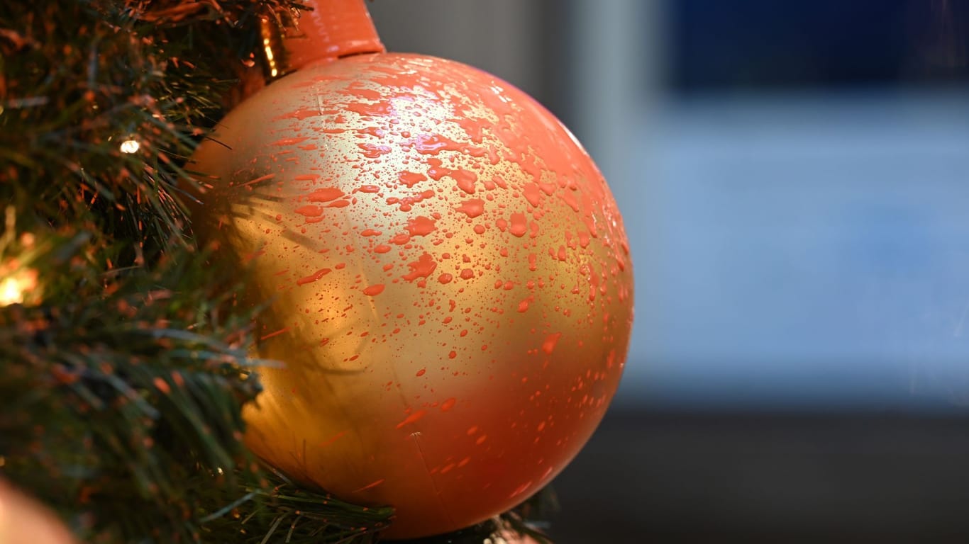Leipzig: Eine mit Farbe besprühte Weihnachtskugel an einem Baum in der Leipziger Mädler-Passage.
