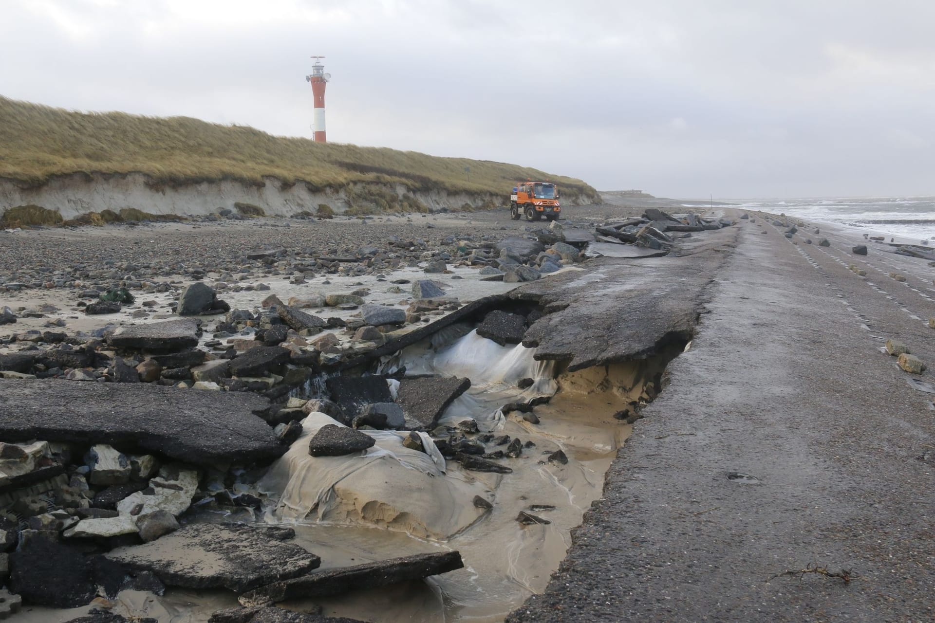 Am Strand im Westen der Insel Wangerooge ist die zum Schutz aufgebrachte Asphalt-Decke von den Wellen des Sturmtiefs "Zoltan" unterspült worden.