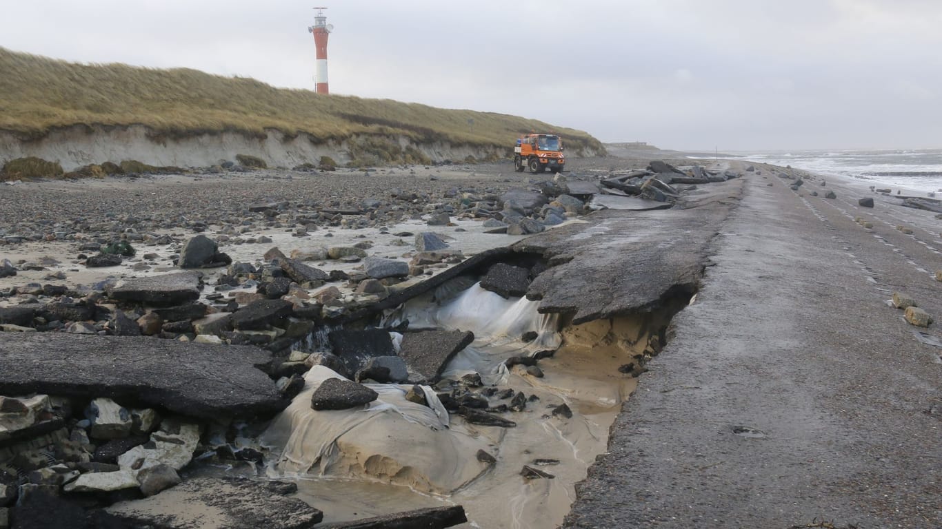 Am Strand im Westen der Insel Wangerooge ist die zum Schutz aufgebrachte Asphalt-Decke von den Wellen des Sturmtiefs "Zoltan" unterspült worden.