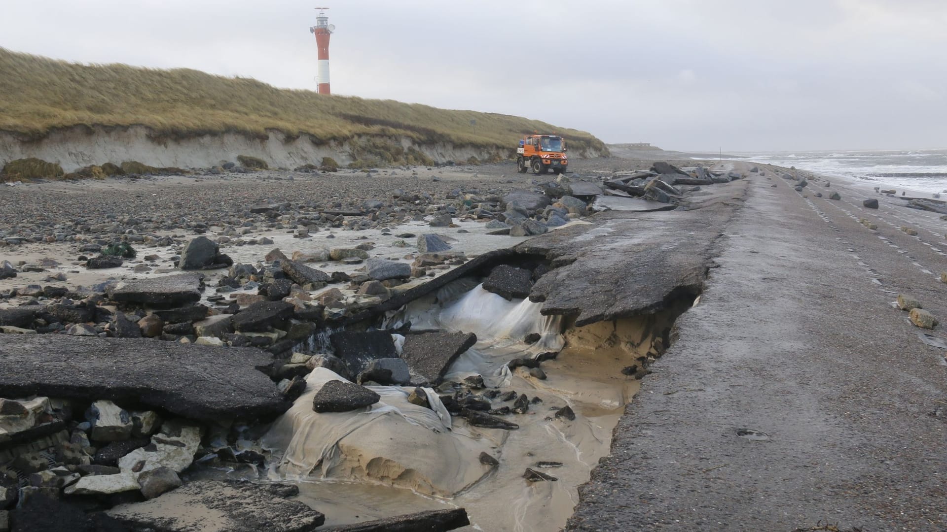 Am Strand im Westen der Insel Wangerooge ist die zum Schutz aufgebrachte Asphalt-Decke von den Wellen des Sturmtiefs "Zoltan" unterspült worden.