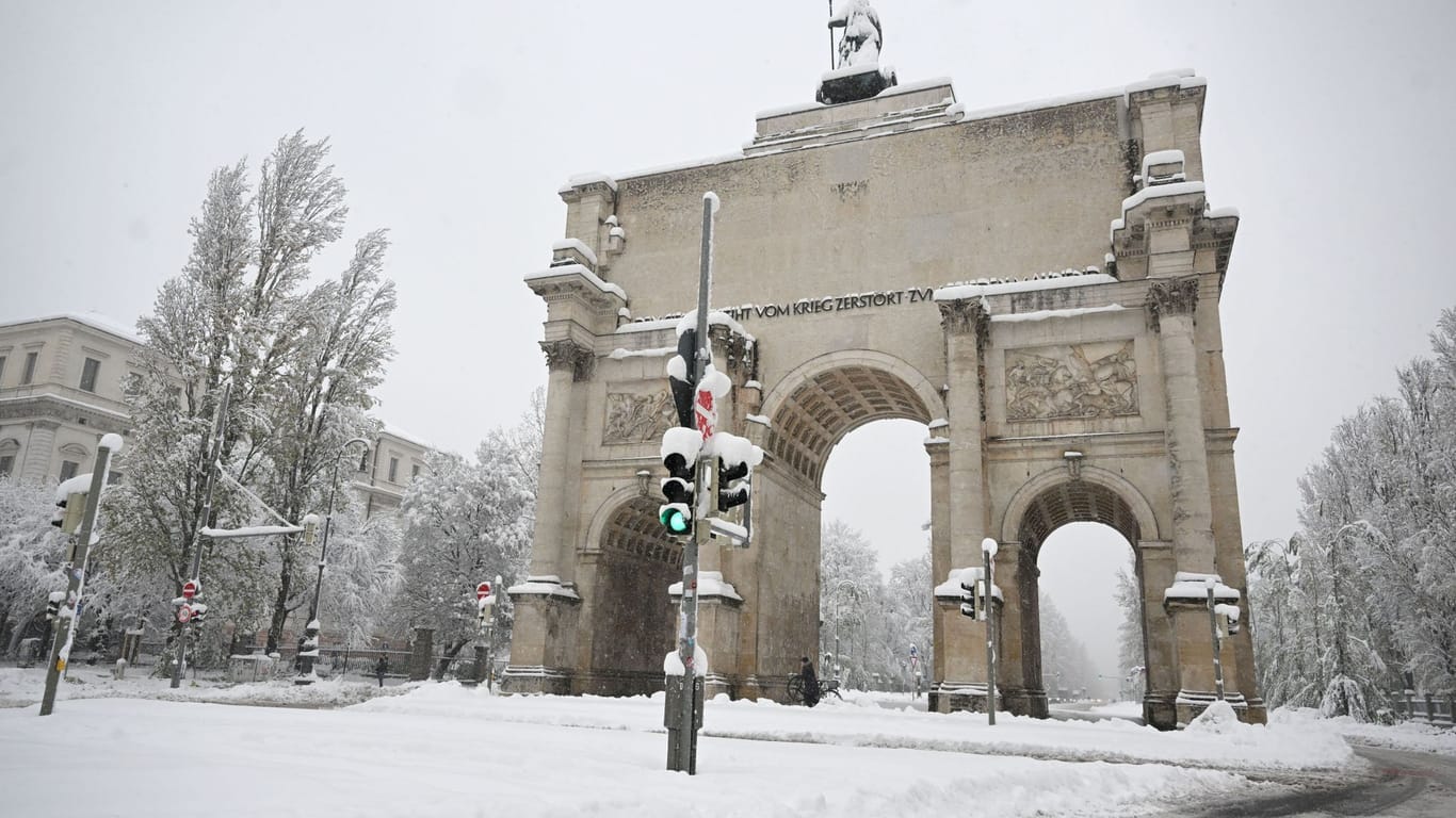 Das verschneite Siegestor: Der Schnee hat die Landeshauptstadt beinahe komplett lahmgelegt.