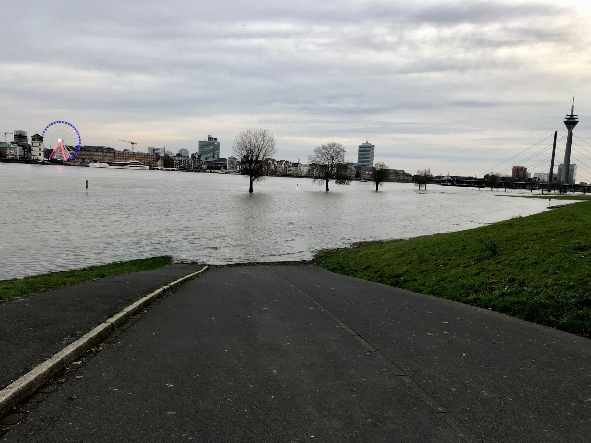 Dieser Weg führt sonst zum Kirmesgeländer auf den Rheinwiesen.