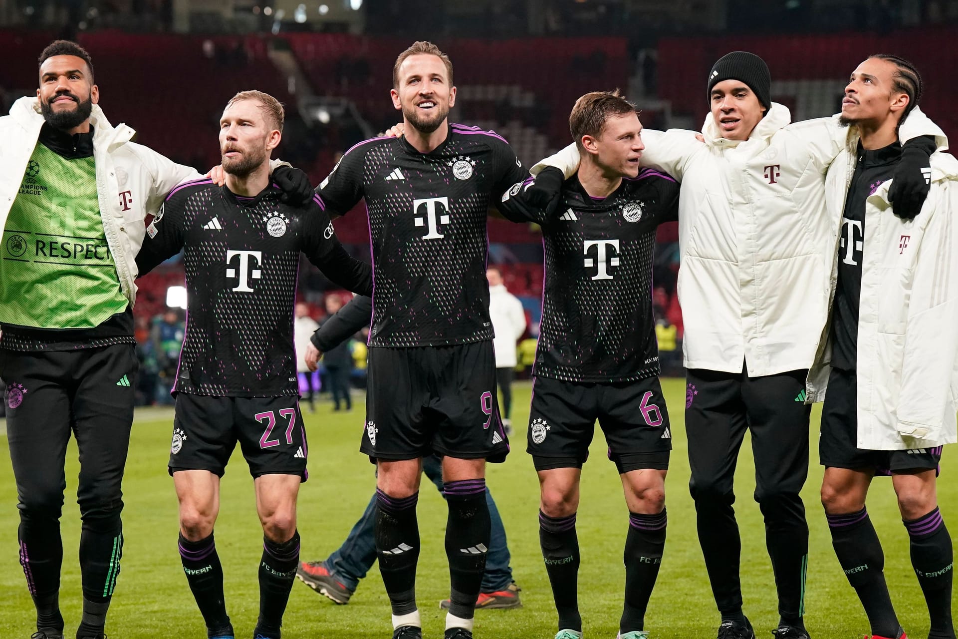 Aufatmen: Die Bayern-Stars feiern den 1:0-Sieg bei Manchester United.