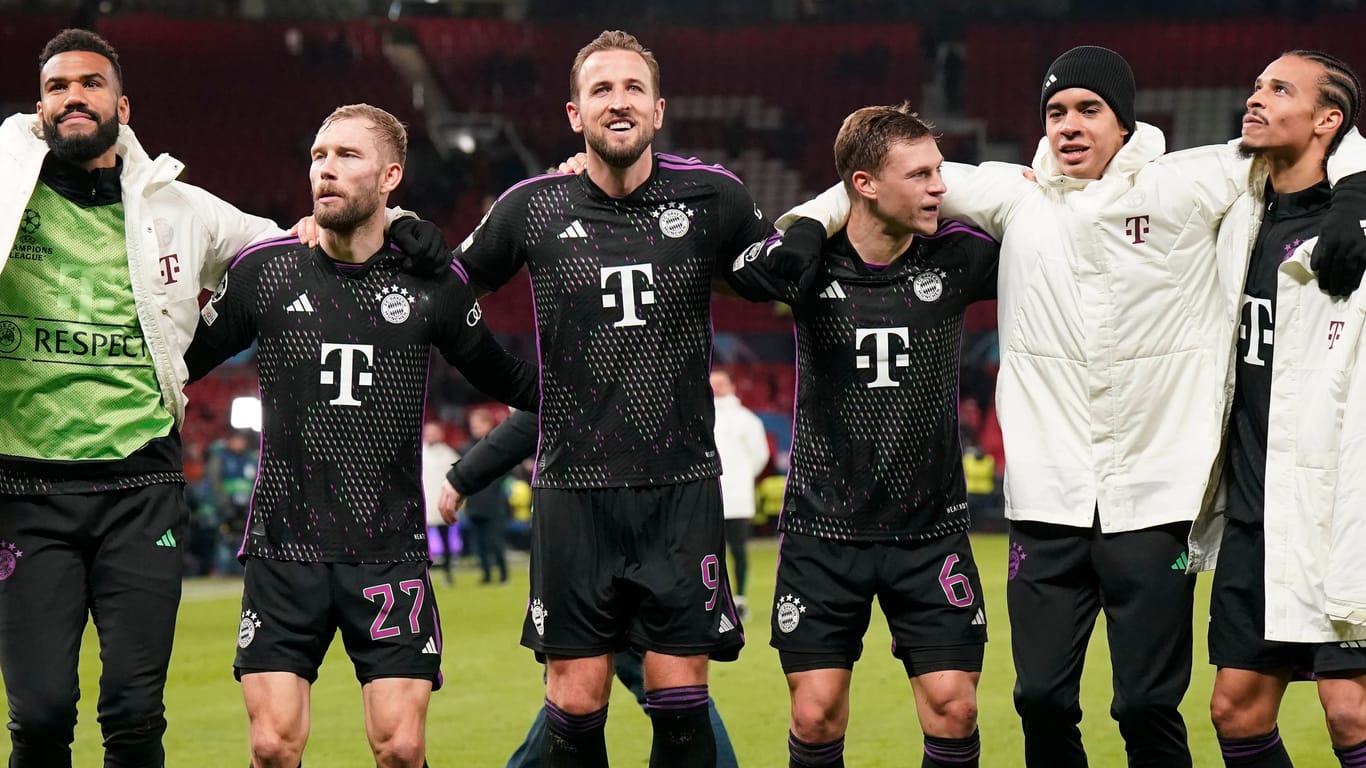 Aufatmen: Die Bayern-Stars feiern den 1:0-Sieg bei Manchester United.