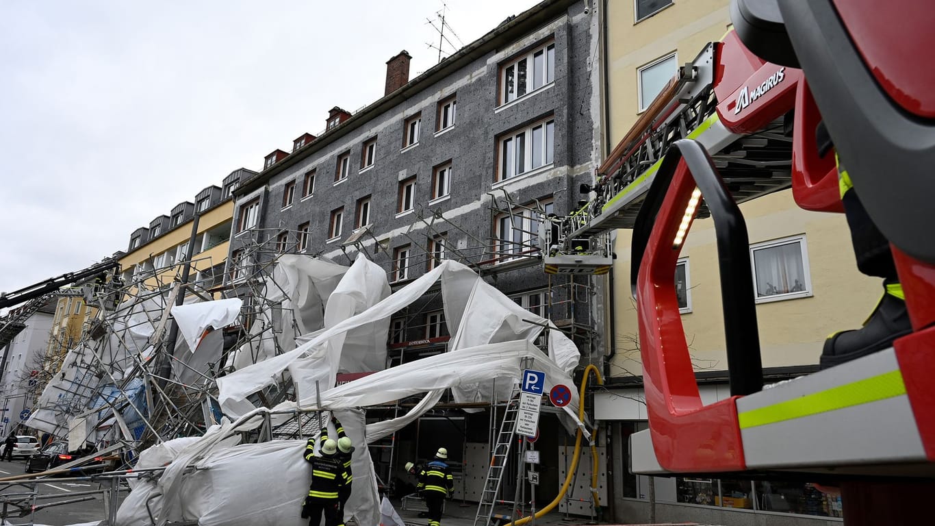 Gerüst stürzt in München ein