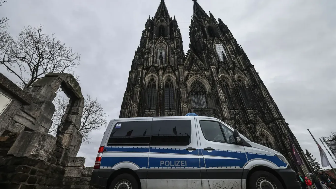 Ein Polizeifahrzeug steht vor dem Kölner Dom (Archivbild). (Quelle: Oliver Berg/dpa/dpa-bilder)
