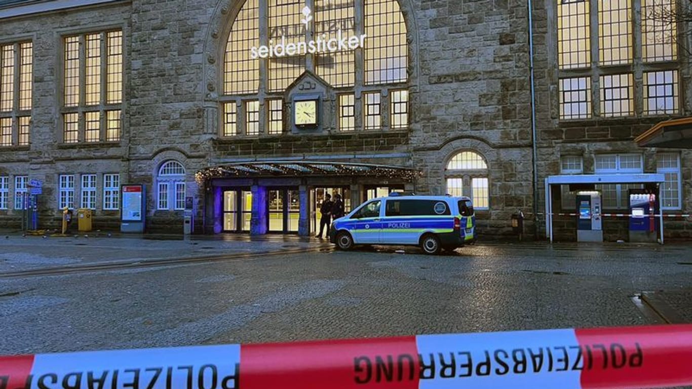Einsätzkräfte der Polizei stehen vor dem Bielefelder Hauptbahnhof: Wegen eines Drohanrufs wurde der Bahnhof geräumt.