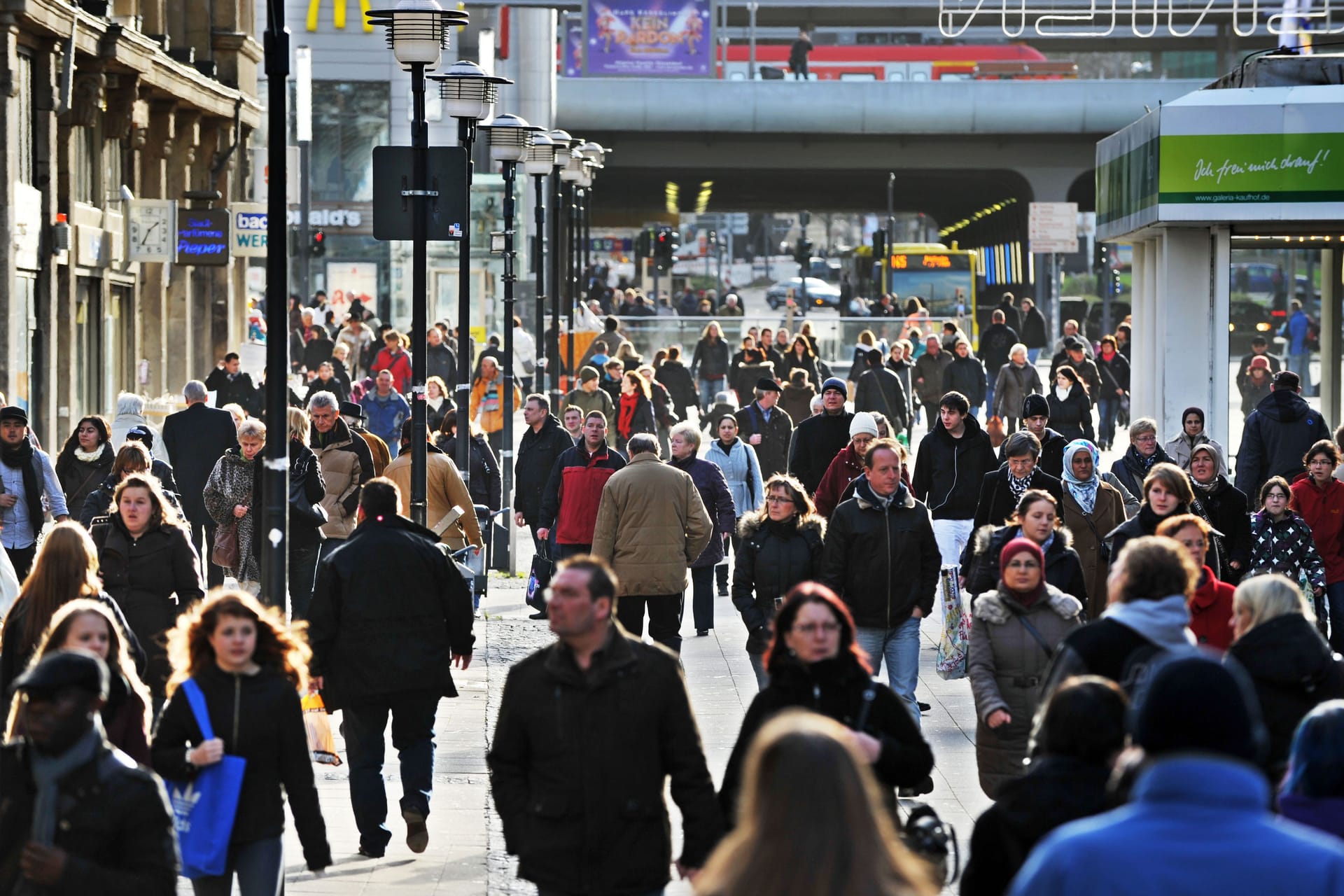 Passanten in Essen (Symbolbild): Der Januar hält vergleichsweise viele Neuerungen bereit.