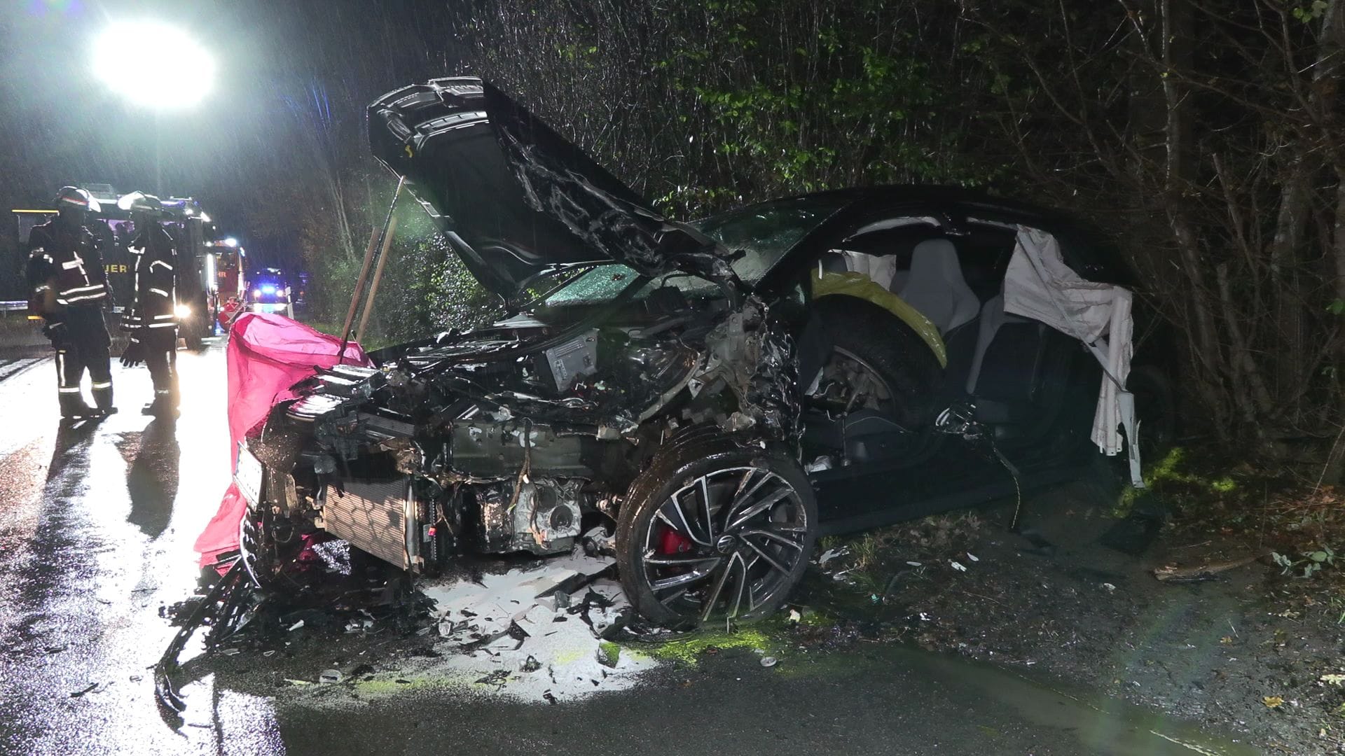 Unfallstelle in Bergheim: Die beteiligten Autos wurden massiv beschädigt.