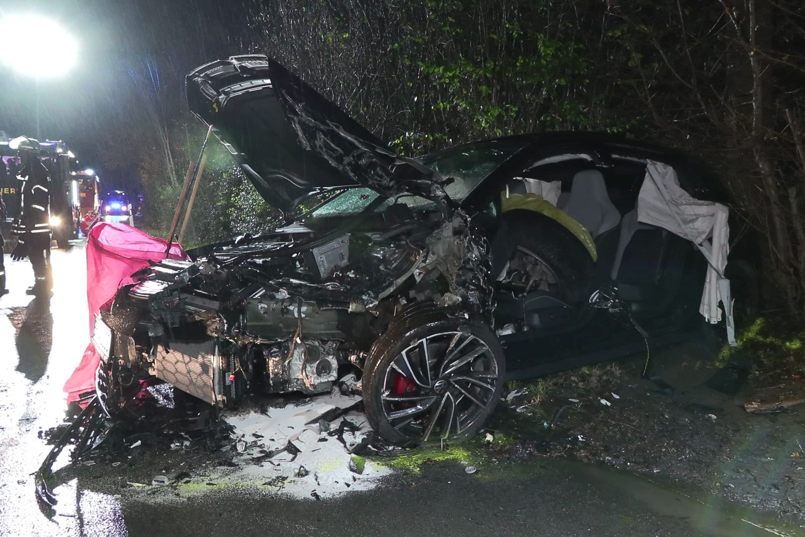 Unfallstelle in Bergheim: Die beteiligten Autos wurden massiv beschädigt.