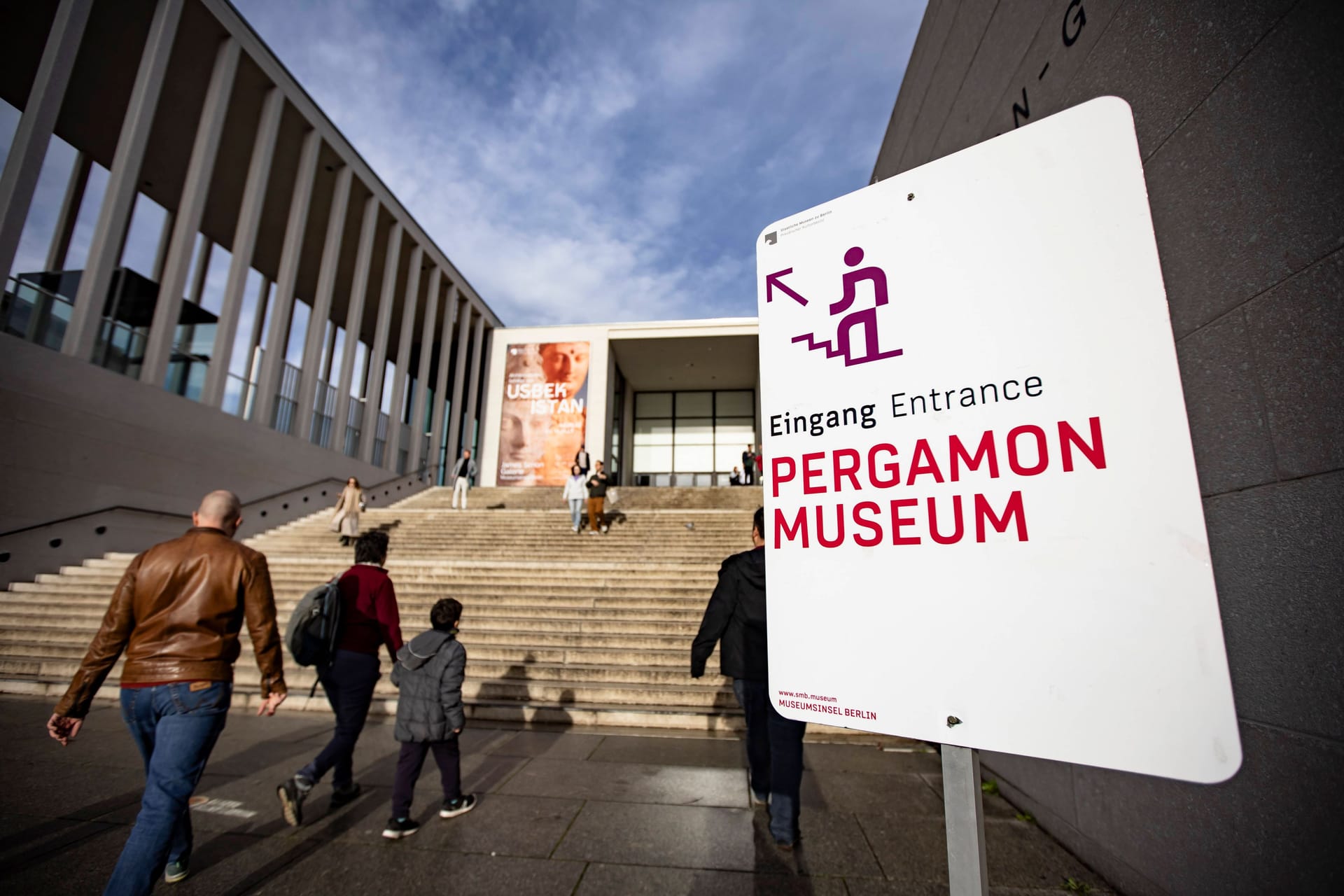 James Simon Galerie von Außen am letzten Öffnungstag vor mehrjährigen Renovierungsarbeiten in Berlin