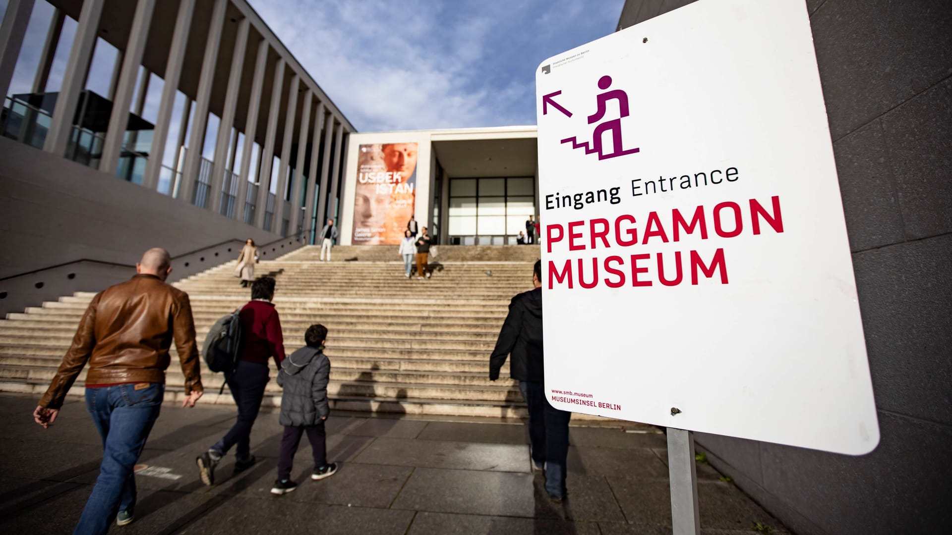 James Simon Galerie von Außen am letzten Öffnungstag vor mehrjährigen Renovierungsarbeiten in Berlin