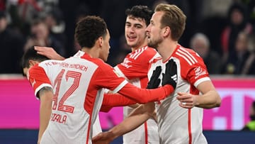 Trotz einiger krankheitsbedingter Ausfälle schlägt der FC Bayern den VfB Stuttgart im Topspiel mit 3:0. Einige Akteure aus der vermeintlichen Notelf der Münchner können dabei besonders überzeugen. Ein Star enntäuscht. Die Einzelkritik.