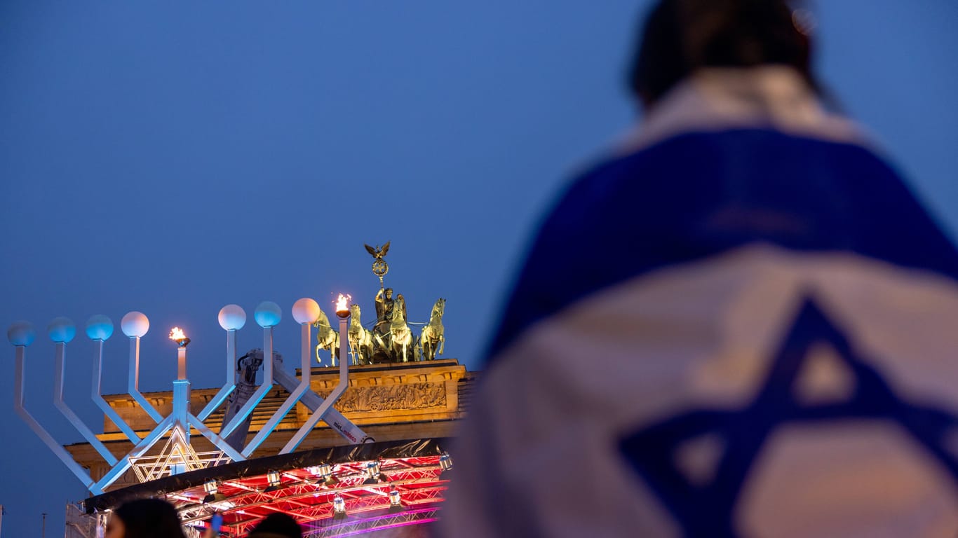 Beginn vom jüdischen Lichterfest vor einigen Tagen am Brandenburger Tor (Archivbild): Auch am Wochenende gibt es eine Demonstration gegen Antisemitismus.