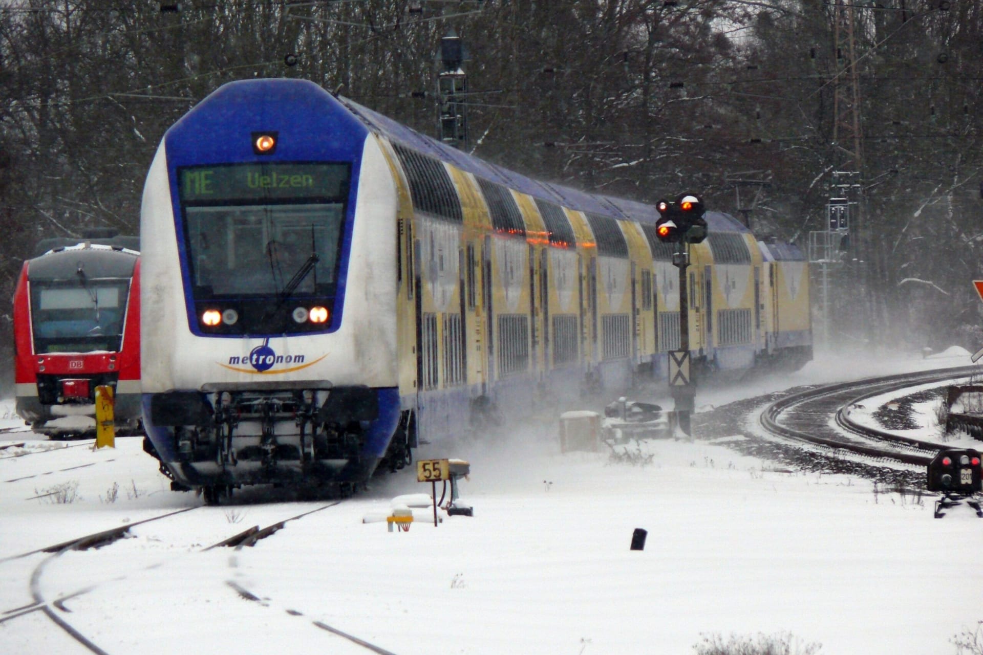 Ein Metronom-Zug fährt durch die Winterlandschaft (Archivbild): Der Ersatzfahrplan wird aufrechterhalten.